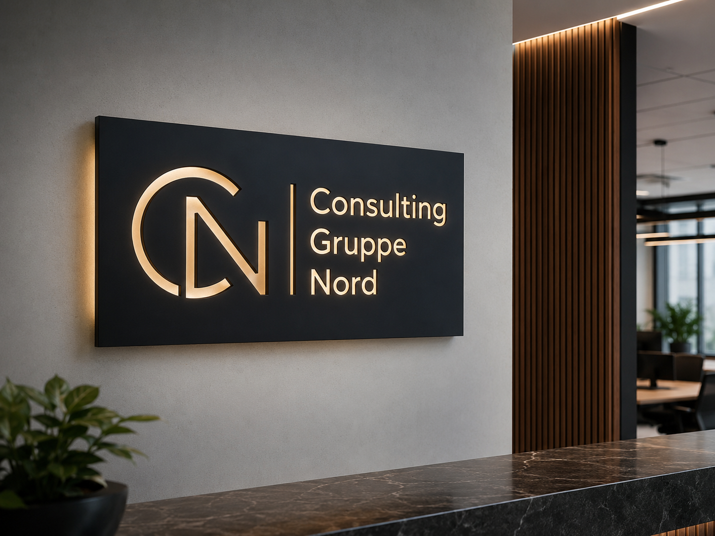 Schwarzes Leuchtschild mit goldener CN‑Logo und der Aufschrift "Consulting Gruppe Nord" an einer Büroempfangswand.