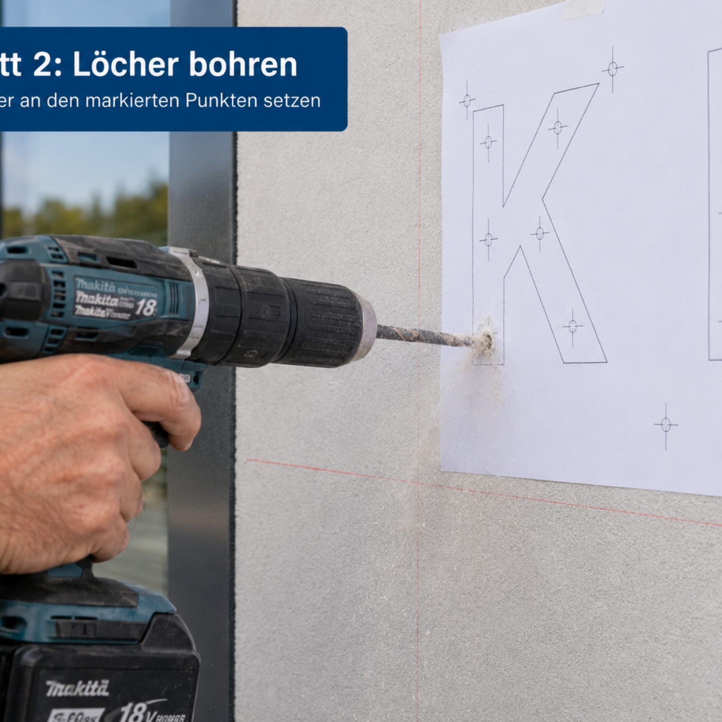 Hand hält Akkubohrmaschine, Bohrer bohrt Loch durch vorgezeichnetes Papier mit Buchstaben-Kontur an einer Fassade.