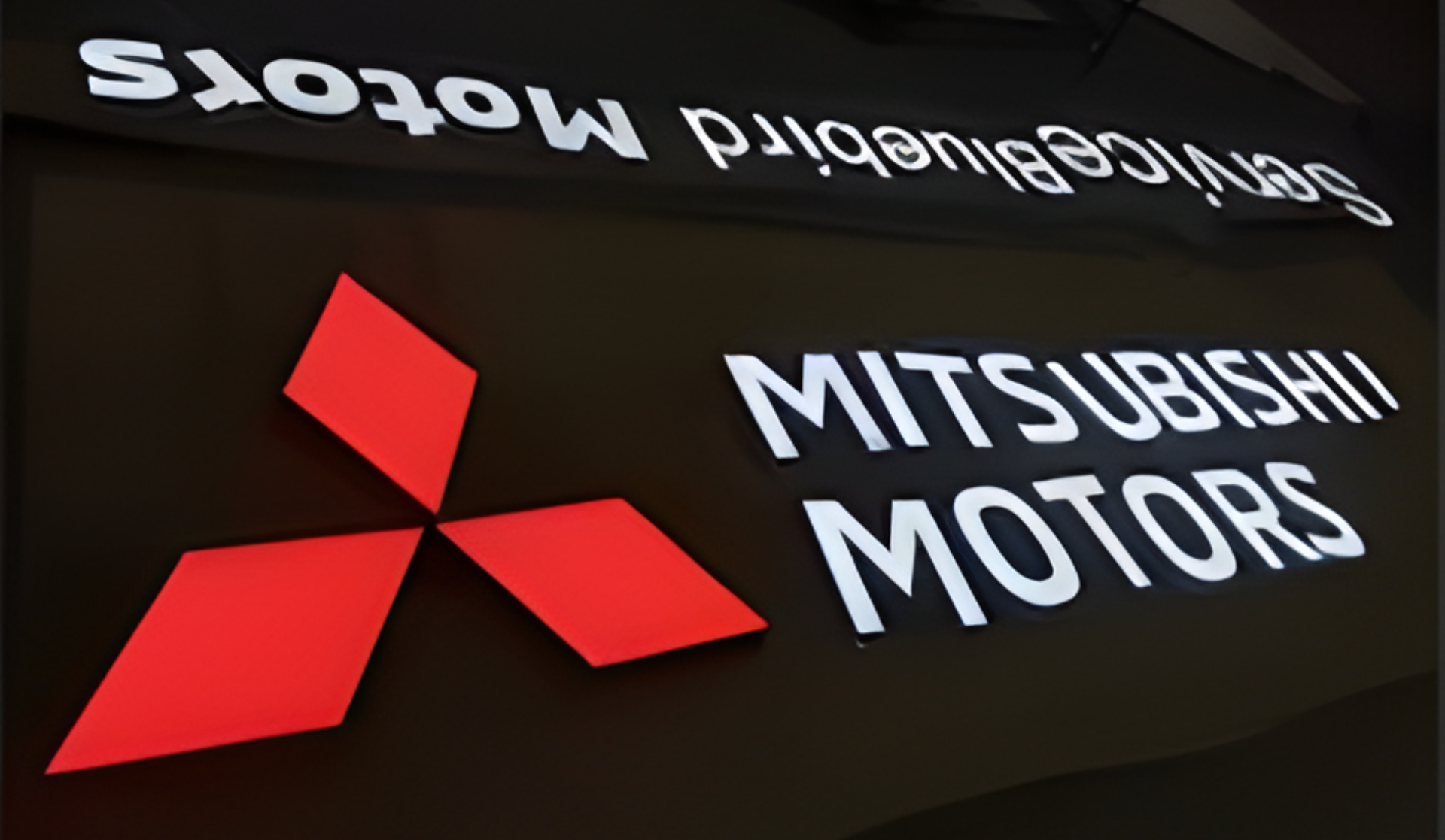 Mitsubishi-Motors-Logo mit rotem Dreizack auf schwarzem Hintergrund