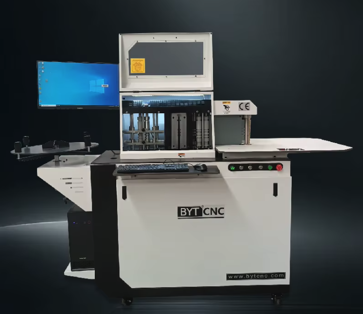Komplettes BYT CNC-Maschinensystem mit offenem Bearbeitungsgehäuse, Seitentisch, Monitor und Tastatur vor dunklem Hintergrund