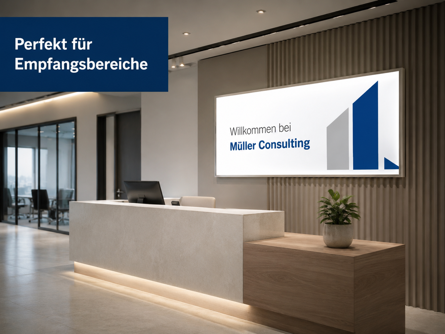 Moderner Empfangsbereich mit hellem Empfangstresen, Monitor, Pflanze und beleuchtetem Schild "Willkommen bei Müller Consulting" auf der Wand.