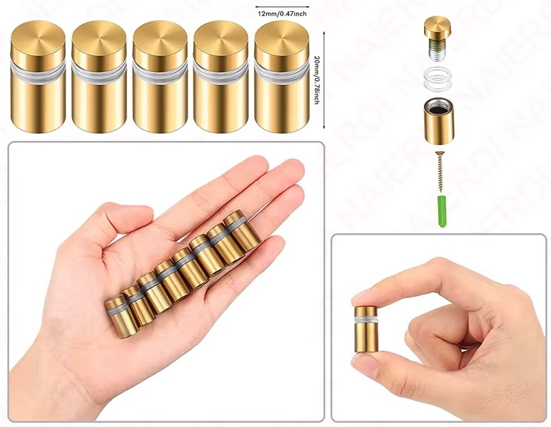 Fünf goldene Abstandshalter aus Metall mit Schrauben, Dichtung und Maßen, in Hand gehalten zur Montage von Schildern.