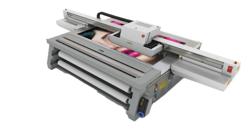 Flachbett-UV-Drucker mit Druckkopf über breitem Tisch, gerade ein großformatiges Poster mit Gesicht und pinken Farbflächen druckend.