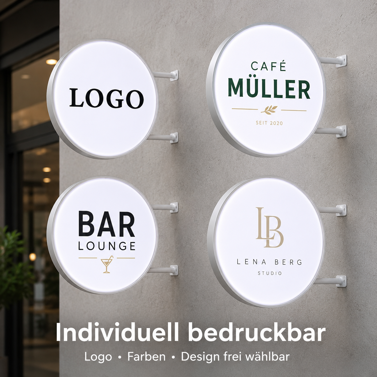 Vier runde, beleuchtete Fassadenschilder mit unterschiedlichen Logos (Logo, Café Müller, Bar Lounge, LB Lena Berg) an einer Hauswand, Text "Individuell bedruckbar".