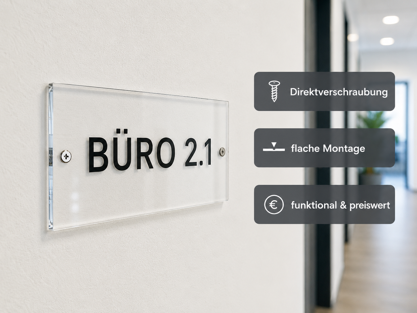 Türschild „BÜRO 2.1“ an einer Wand im Flur, daneben Hinweise zu Direktverschraubung, flacher Montage und Preiswertigkeit