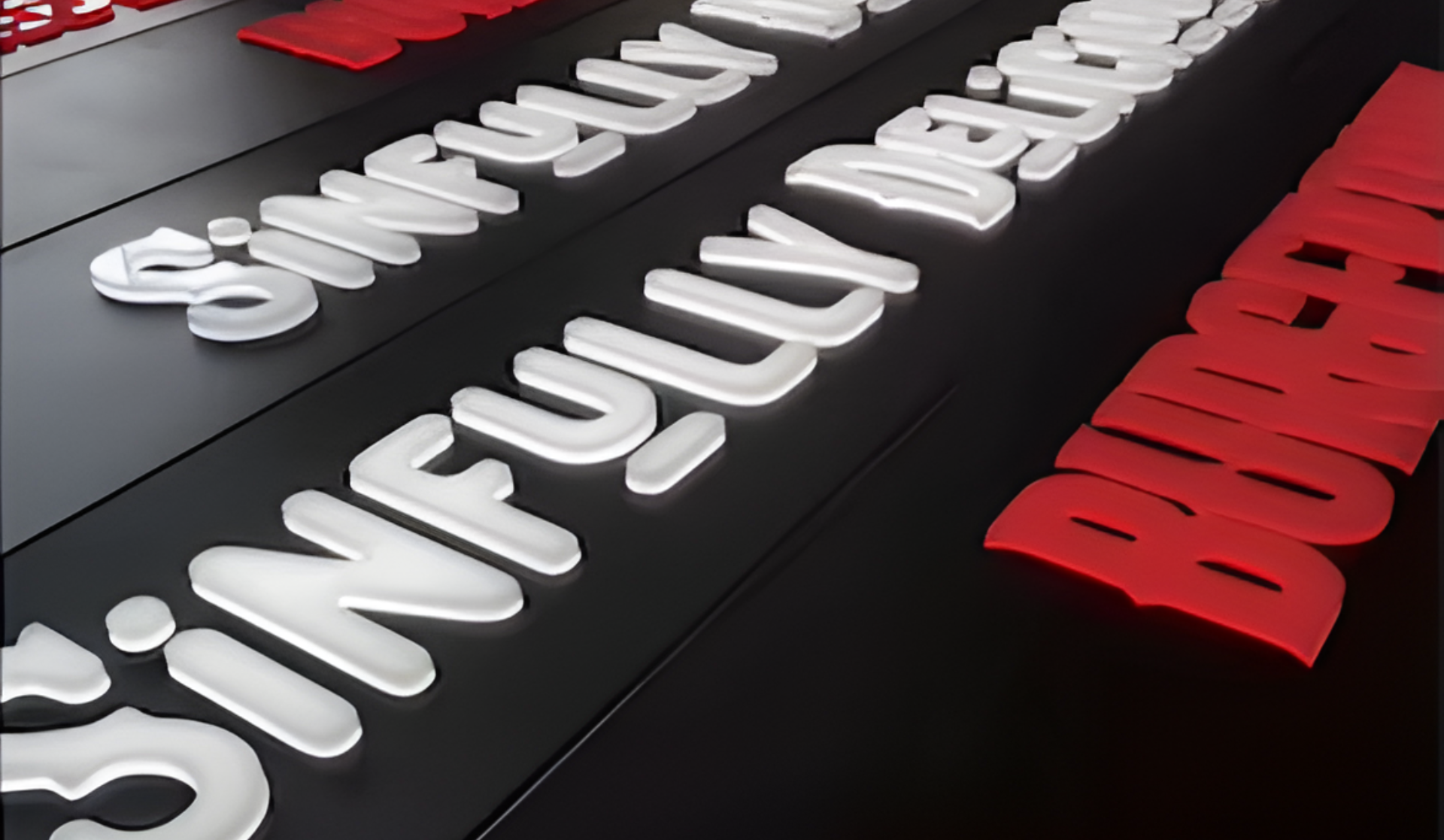 3D-Schrift auf dunklem Hintergrund mit weißen und roten Wörtern in perspektivischer Anordnung