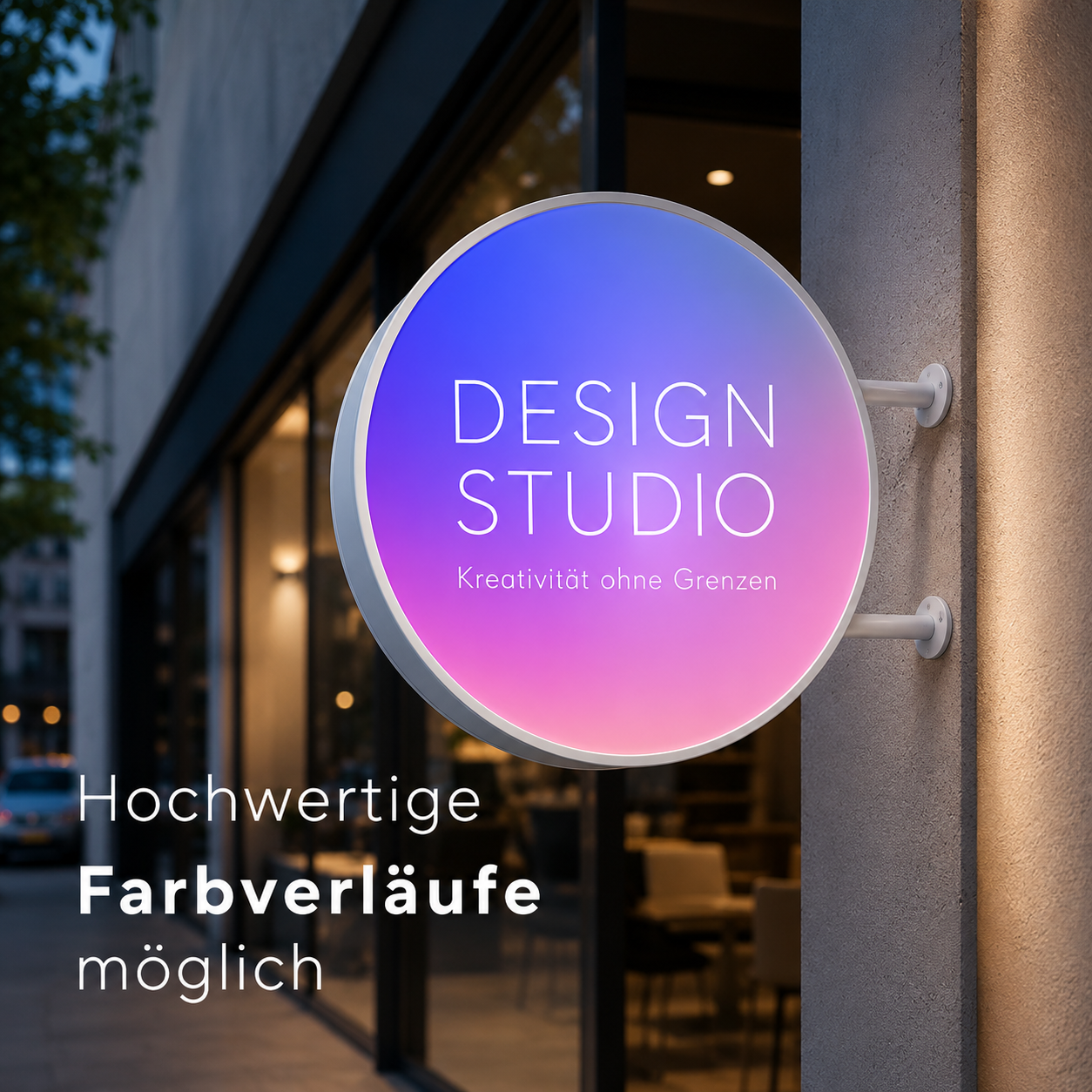 Rundes Leuchtschild an Fassadenhalter mit Farbverlauf und Text "DESIGN STUDIO – Kreativität ohne Grenzen", davor Worte "Hochwertige Farbverläufe möglich".