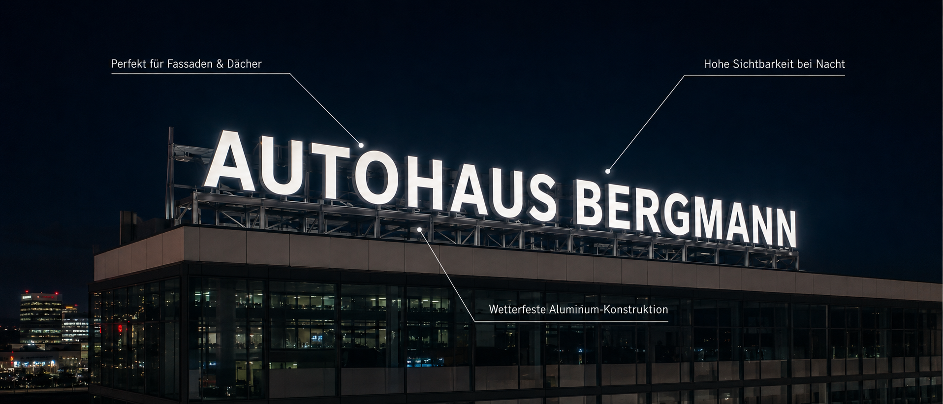 Groß beleuchtetes Schild „AUTOHAUS BERGMANN“ auf dem Dach eines Bürogebäudes bei Nacht, mit Beschriftungs-Pfeilen zu Eigenschaften (sichtbar, wetterfest)