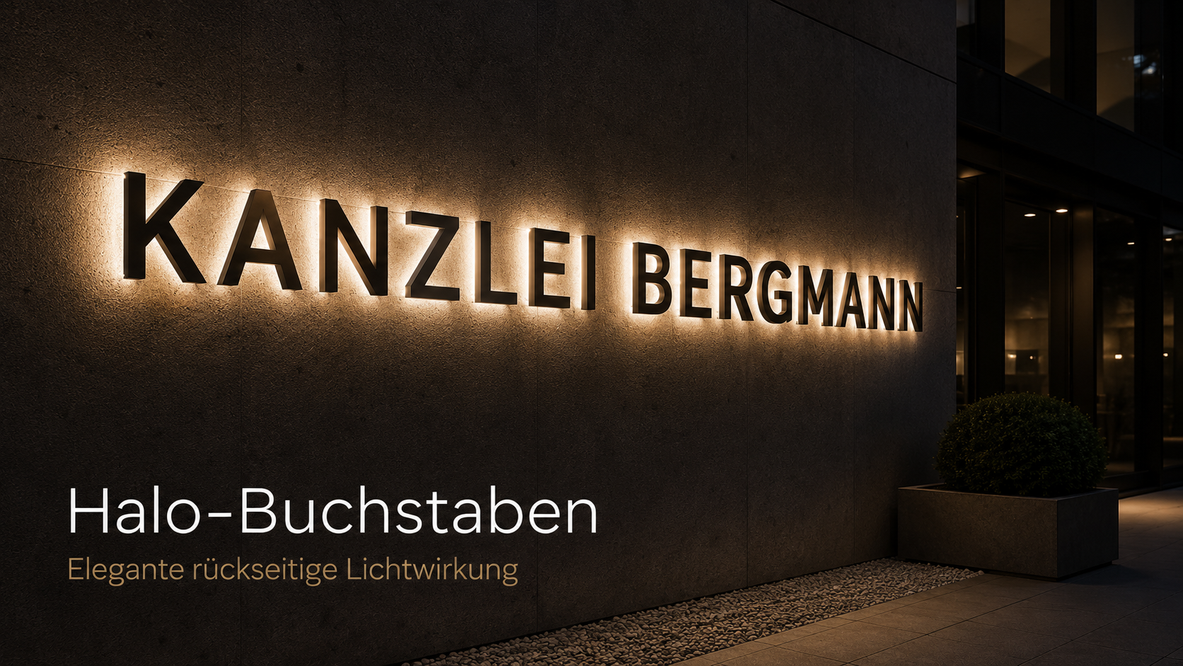Leuchtende Halo-Buchstaben "KANZLEI BERGMANN" an dunkler Fassade, darunter Text "Halo-Buchstaben – Elegante rückseitige Lichtwirkung".