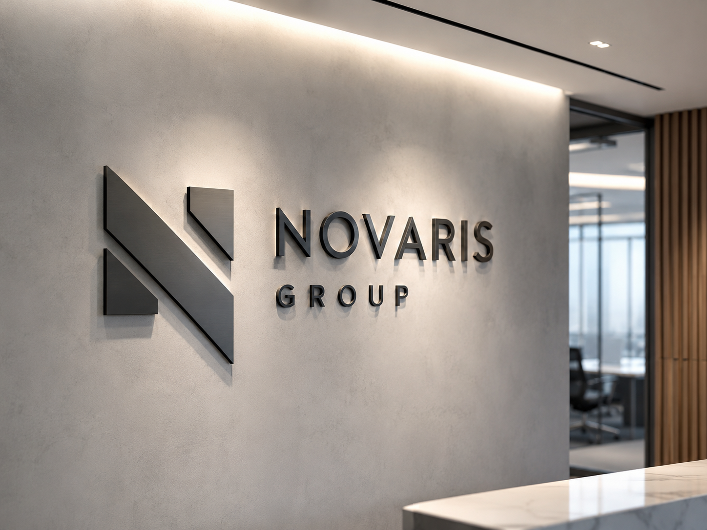 Schwarzes 3D-Logo mit dem Text "NOVARIS GROUP" an einer hellgrauen Bürowand, moderne Rezeption und Büros im Hintergrund.
