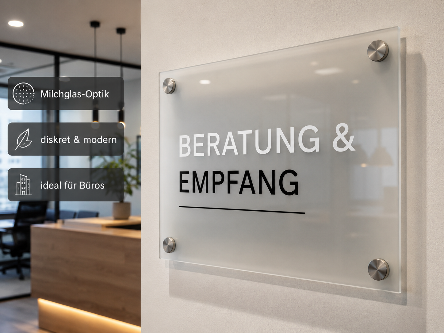 Milchglas-Schild mit der Aufschrift Beratung & Empfang in einem modernen Büro
