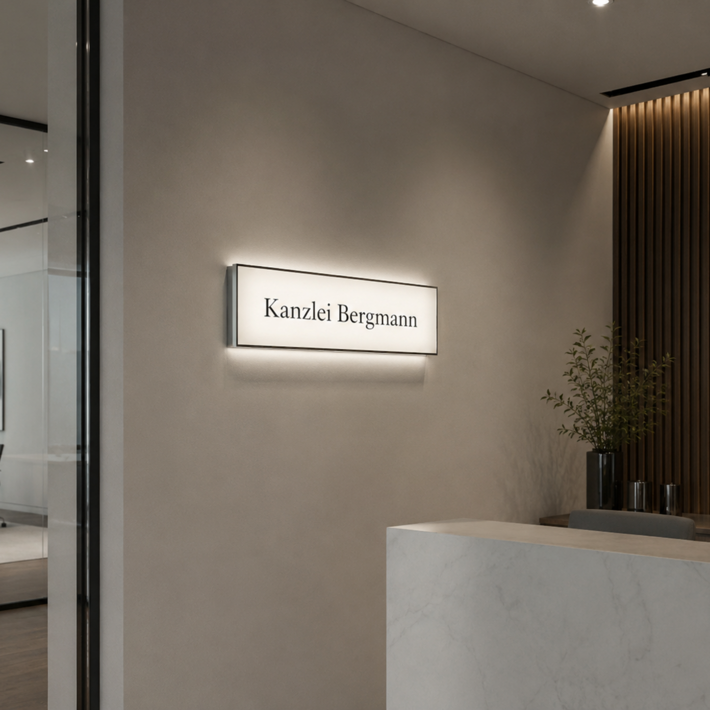 Helles Empfangsfoyer mit Marmor-Theke, beleuchtetem Schild „Kanzlei Bergmann“ und Glastrennwand zu einem Konferenzraum.