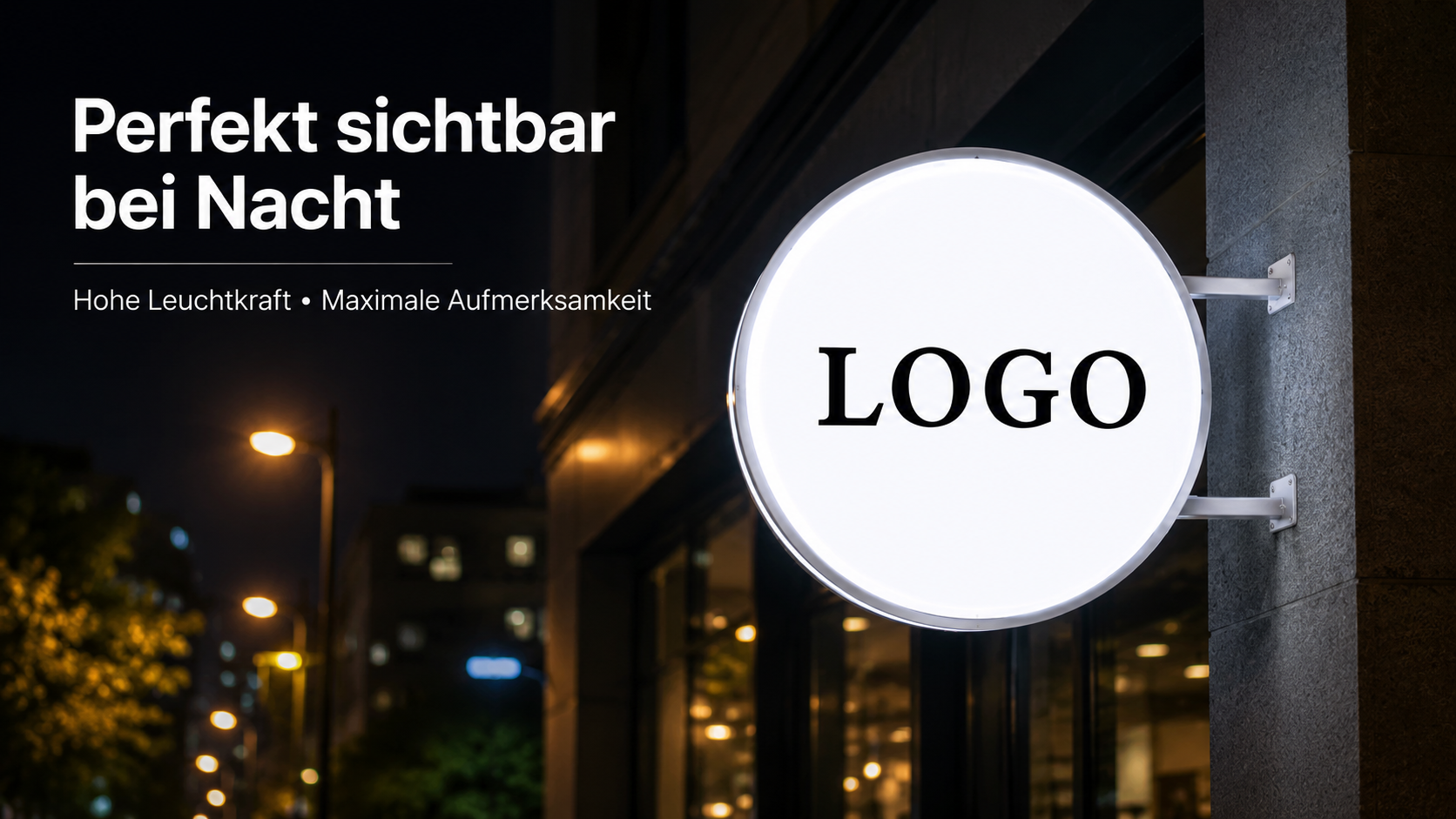 Rundes, beleuchtetes Ladenschild mit schwarzem Schriftzug "LOGO" an einer Hauswand bei Nacht, im Hintergrund Straßenlampen und Gebäude.