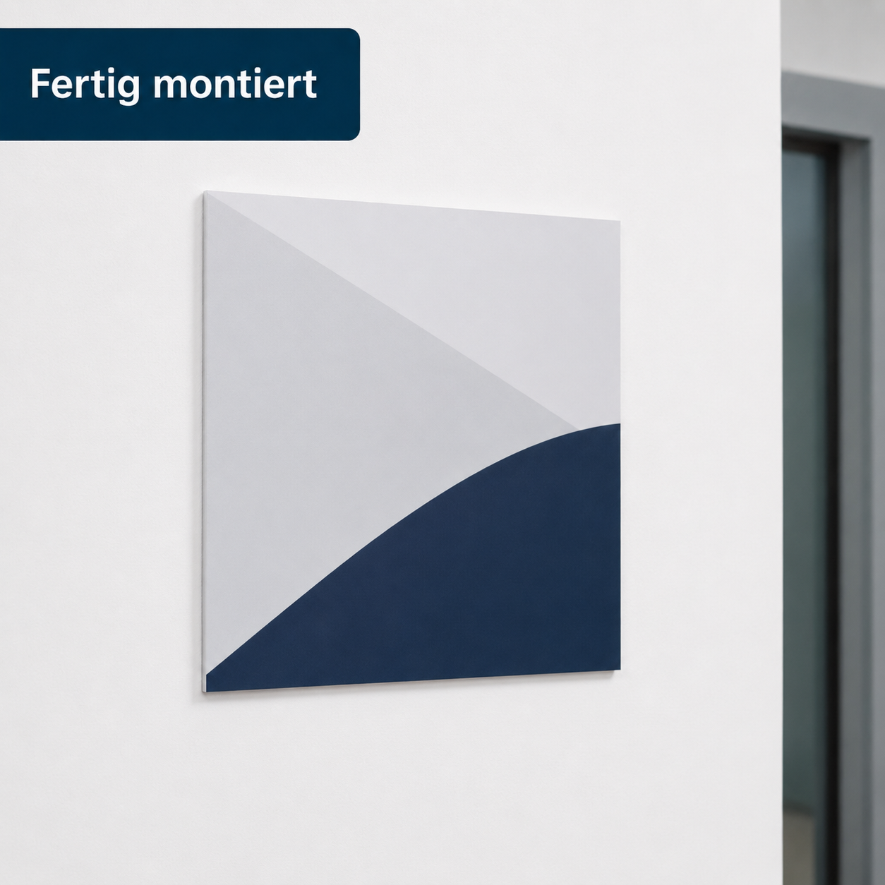 Quadratisches Wandbild mit abstraktem Muster in Hellgrau und dunklem Blau, an einer weißen Wand montiert; oben links Textbadge "Fertig montiert".