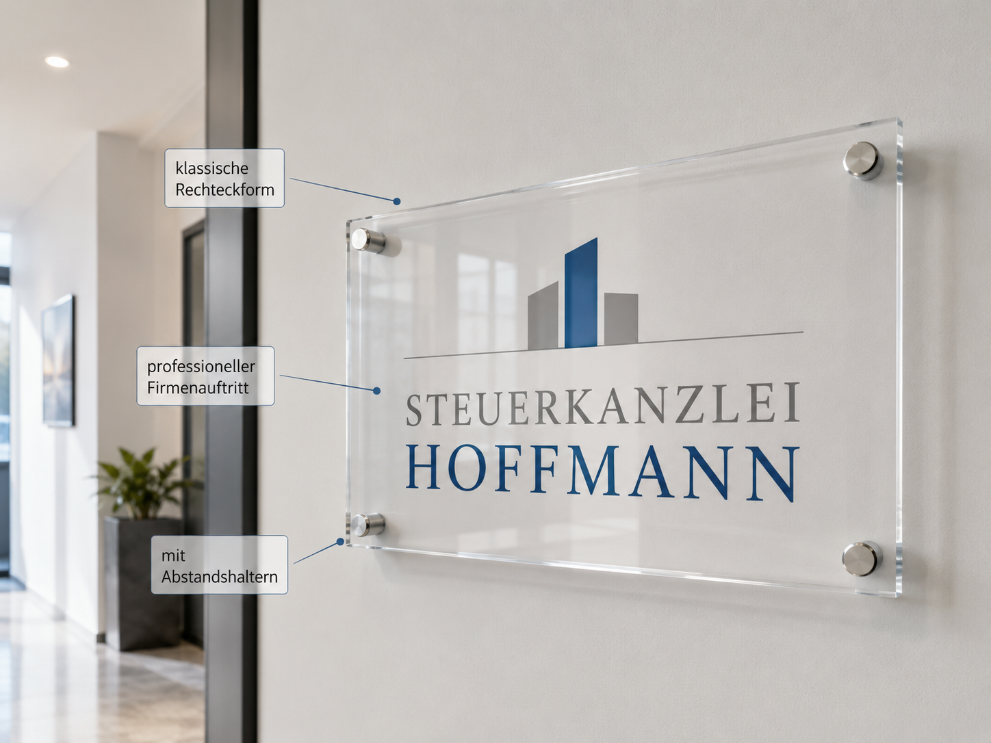 Acryl-Wandschild mit Abstandshaltern im Büroflur, beschriftet Steuerkanzlei Hoffmann