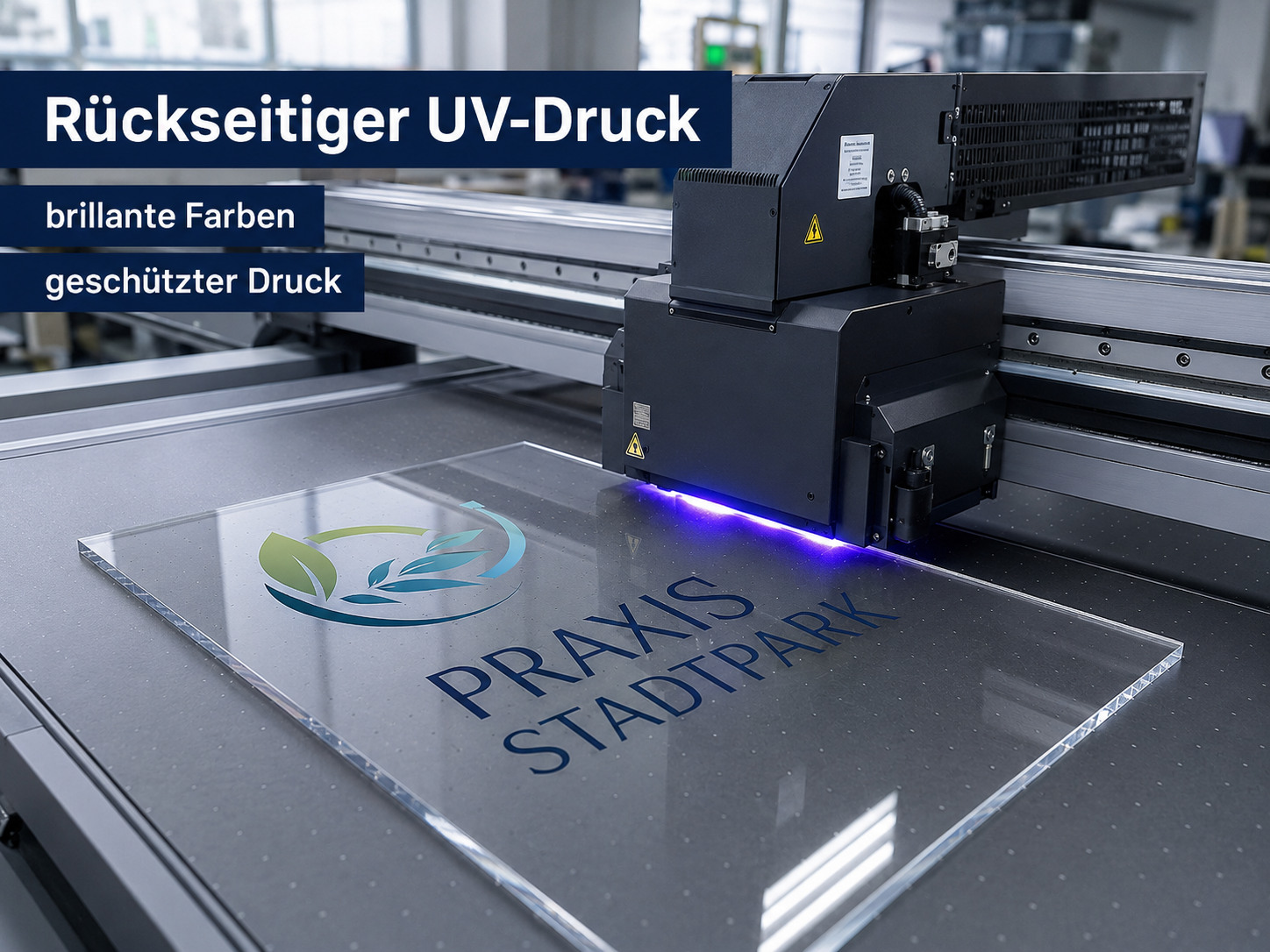 UV-Drucker bedruckt eine Acrylplatte; Text im Bild: Rückseitiger UV-Druck, brillante Farben, geschützter Druck