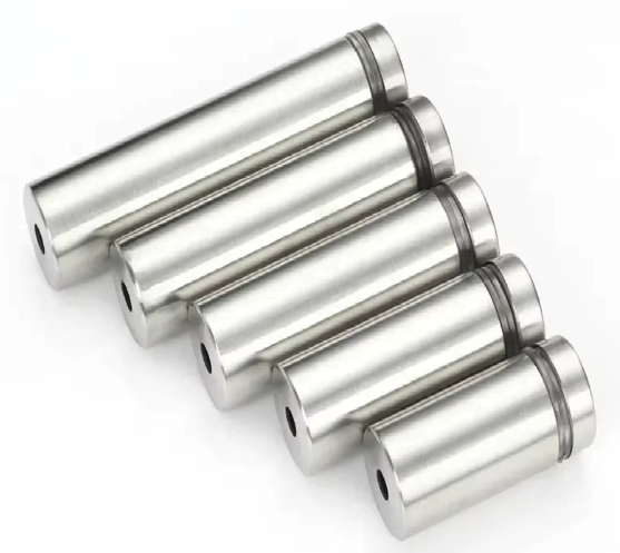 Fünf glänzende Metallzylinder in abgestufter Anordnung auf weißem Hintergrund