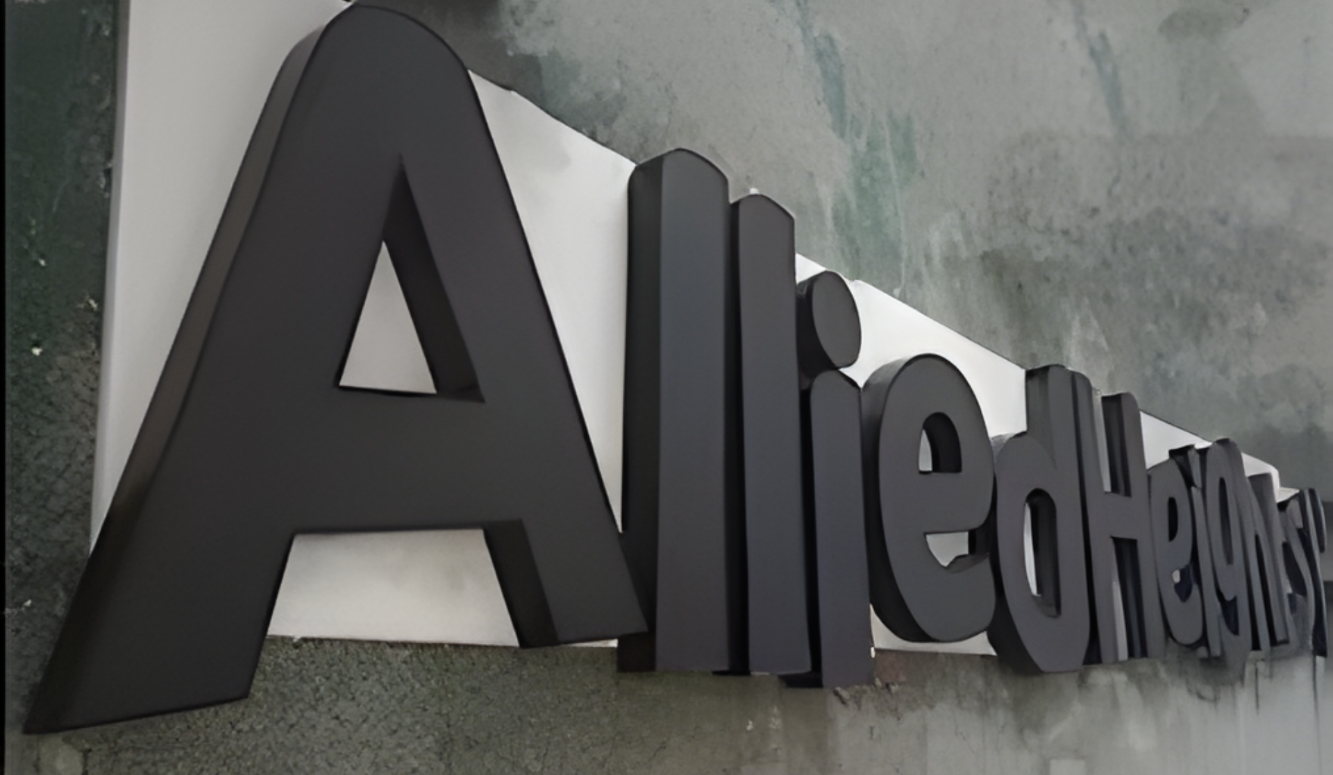 3D-Schriftzug „Allegheny“ in Schwarz auf grauer Wand