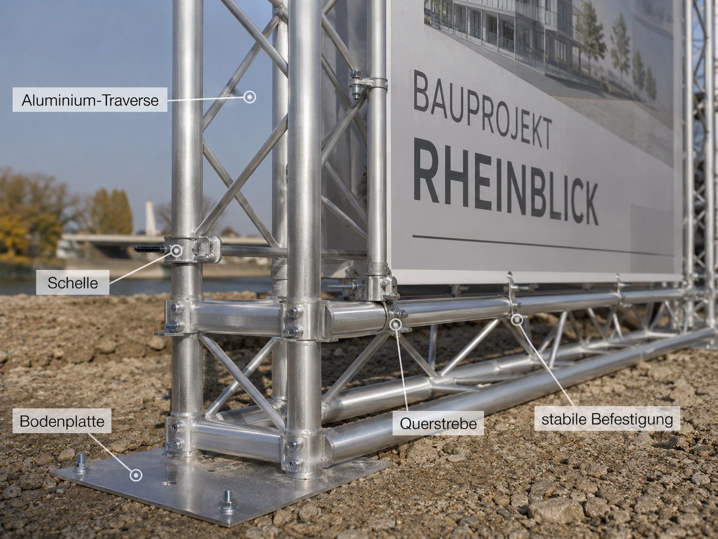 Aluminium-Traverse, Schelle, Bodenplatte und Querstrebe einer silbernen Gerüstkonstruktion vor einem Werbebanner mit Schriftzug RHEINBLICK.