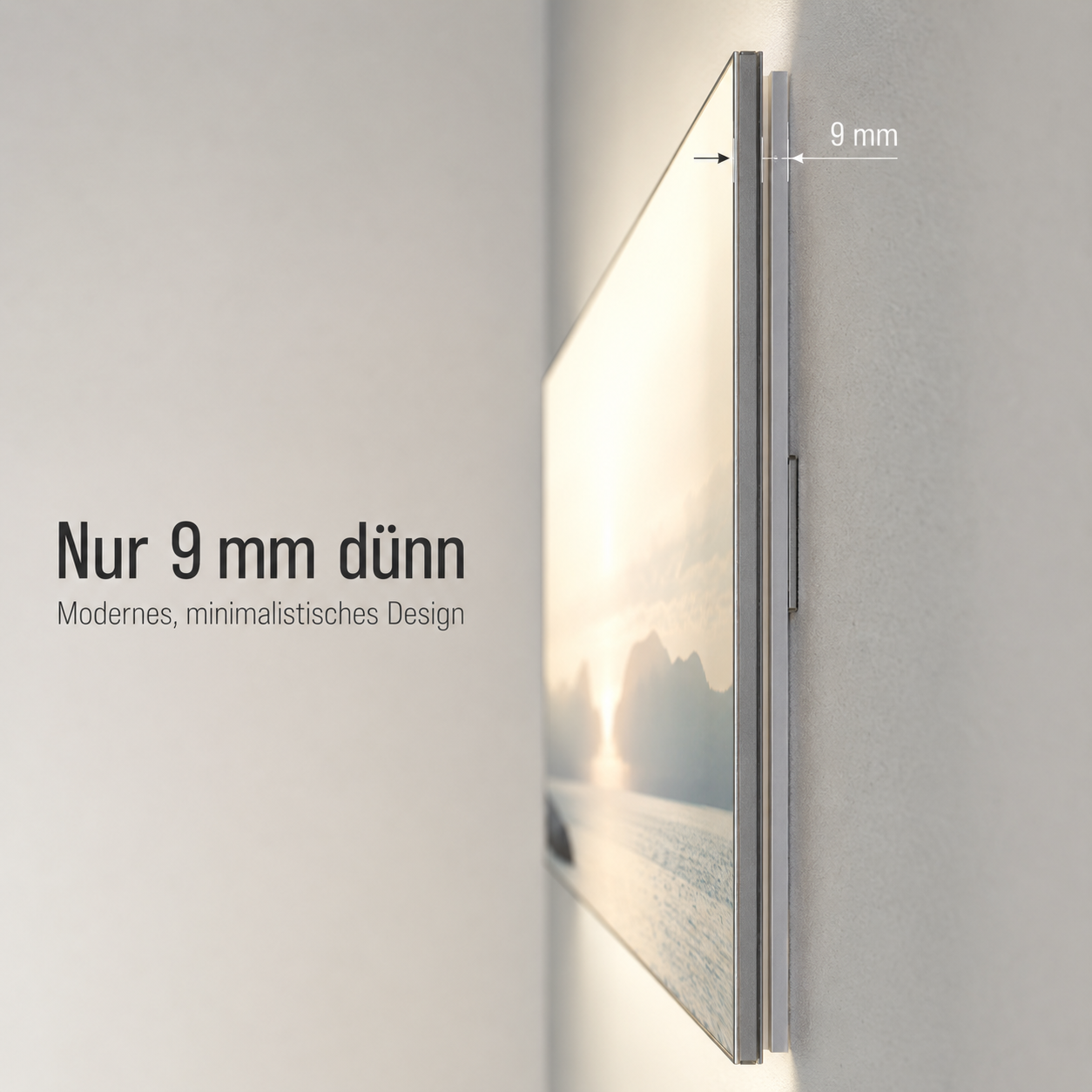 Wandmontiertes, sehr flaches Display mit 9 mm Abstandsstreifen und Text "Nur 9 mm dünn, Modernes, minimalistisches Design" auf hellem Hintergrund.