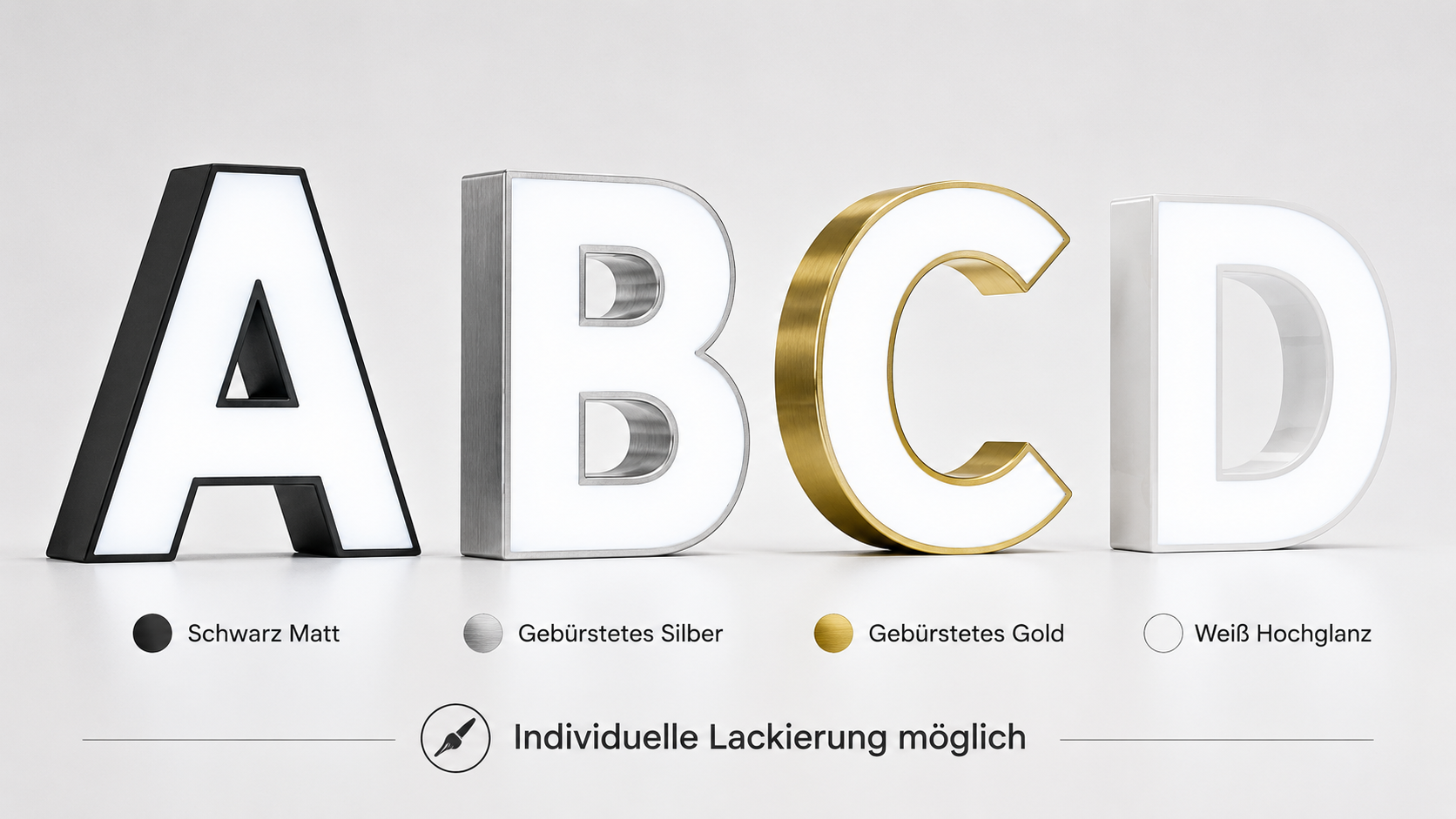 Vier dreidimensionale Leuchtbuchstaben A, B, C, D in verschiedenen Oberflächen (Schwarz matt, gebürstetes Silber, gebürstetes Gold, Weiß Hochglanz) und Text "Individuelle Lackierung möglich".