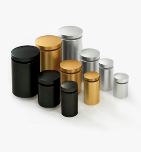 Gruppe glänzender zylindrischer Dosen in drei Farben (schwarz, gold, silber) und mehreren Größen auf hellem Hintergrund.