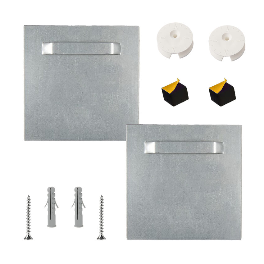 Zwei quadratische Metall-Wandhalter mit eingestanzter Lasche, zwei Kunststoffdübel mit Schrauben und zwei selbstklebende Gummipuffer.
