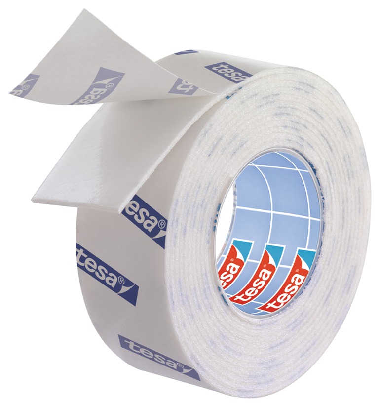 Doppelseitiges Schaumstoff-Klebeband auf Rolle mit abgezogenem Trägerpapier und blau-rotem tesa-Logo innen.
